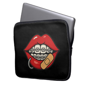 Cartoon Lips Sticker met Braces & Piercing Laptop Sleeve
