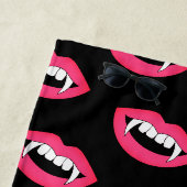 Cartoon Monster Vampire Lips sharp Teeth Fangs Strandlaken (In situ)