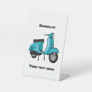 Cartoon motorfiets met motorbromfiets reclamebord met voetstuk