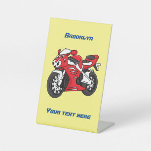 Cartoon motorfiets voor cute red sport reclamebord met voetstuk