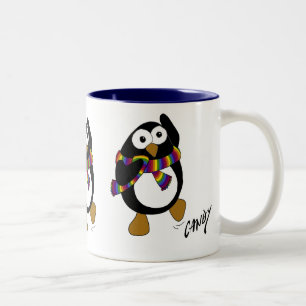 Cartoon pinguïn met een kleurrijke regenboogsjaal tweekleurige koffiemok
