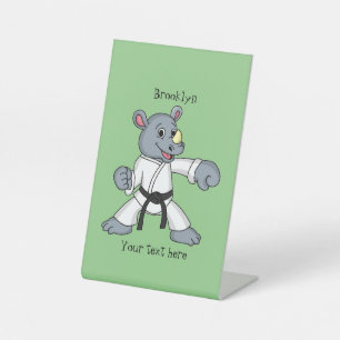 Cartoon rhino kung fu cartoon reclamebord met voetstuk