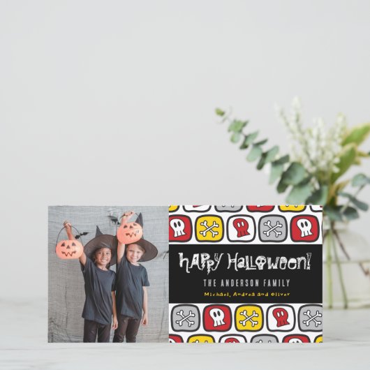 Cartoon schedels & botten kind gelukkig Halloween Feestdagenkaart (Staand voorkant)