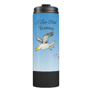 Cartoon seagull vliegt over kop met een blauwe luc thermosbeker