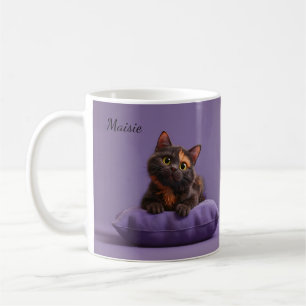 Cartoon Tortoiseshell Kitten op Paarse Kussen Koffiemok