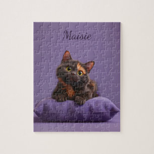 Cartoon Tortoiseshell Kitten op Paarse Kussen Legpuzzel