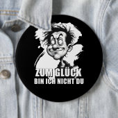 Cartoonkunst mit „Zum Glück…“-Zitat Ronde Button 6,0 Cm (In situ)