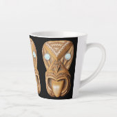 Carved Maori Tiki Face Thunder_Cove Latte Mok (Rechts)