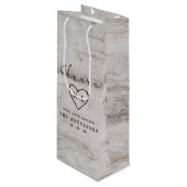 Carved Sweethearts Rustic Birch Cheers Wedding Wijn Cadeautas (Voorkant Gekanteld)