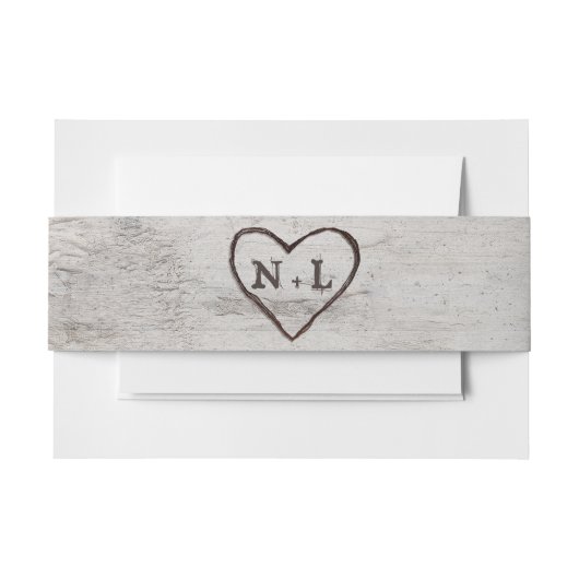 Carved Sweethearts Rustic Birch Wedding Monogram Uitnodigingen Wikkel (Voorkant Voorbeeld)