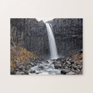 Cascade de Svartifoss dans le puzzle denteux de