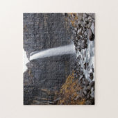 Cascade de Svartifoss dans le puzzle denteux de (Vertical)