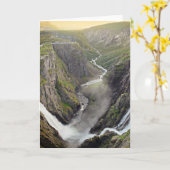 Cascade de Voringsfossen dans la carte de voeux de (Fleur jaune)