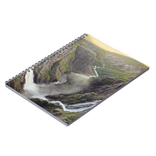 Cascade de Voringsfossen dans le carnet de la (Côté gauche)