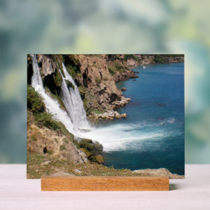 Cascade turque Duden avec mer Méditerranée
