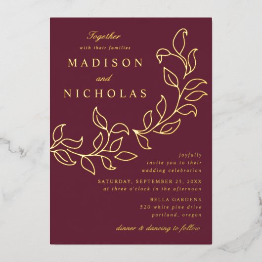 Cascading Leaves Wedding Merlot en Gold Folie Uitnodiging (Voorkant)
