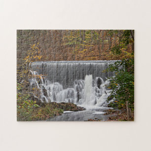Cascading woodland waterval en herfst folia legpuzzel