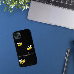 Case-Mate iPhone Case Abeilles jaunes noires nom d'été<br><div class="desc">Décoré de bourdons jaunes et noirs souriants. Un arrière - plan noir chic. Personnalisez et ajoutez votre nom. Le nom est écrit avec un script de style moderne écrit à la main. Lettres de couleur blanche. Pour que les swashes ne suppriment que le nom de l'échantillon, laissez les espaces ou...</div>