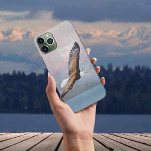Case-Mate iPhone Case Aigle de chauve qui s'envole au-dessus de la faune