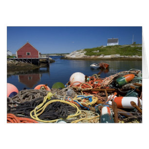 Casiers à homards, bouées et cordes sur le quai à