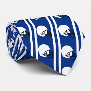 Casque de football blanc sur cravate bleu foncé