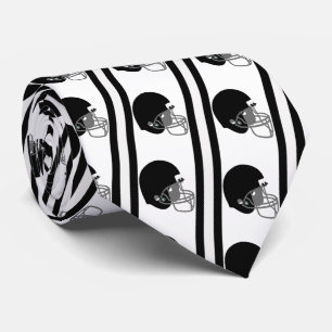 Casque de football noir sur cravate blanche