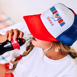 Casquette 4 juillet Fête de l'indépendance américaine<br><div class="desc">Faites-vous plaisir lors de votre Memorial Day avec notre Casquette patriotique et festif American Flag. Il est conçu pour donner le ton parfait pour une journée de couleurs rouge blanc et bleu intégrée au coeur du drapeau américain. Vous pouvez le porter à une fête ou pendant le feu d'artifice avec...</div>