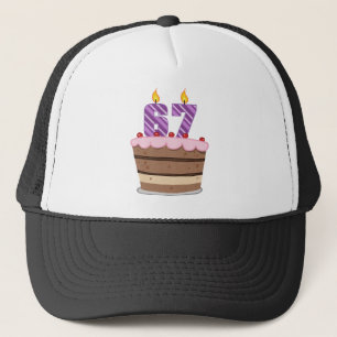 Casquette 67 ans sur le gâteau d'anniversaire