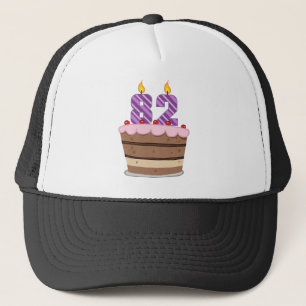 Casquette 82 ans sur le gâteau d'anniversaire
