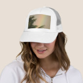 Casquette arc-en-ciel et arbres (En situation)