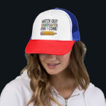 Casquette Attention à la maternelle ici je reviens à l'école<br><div class="desc">Attention à la maternelle ici je reviens à l'école</div>