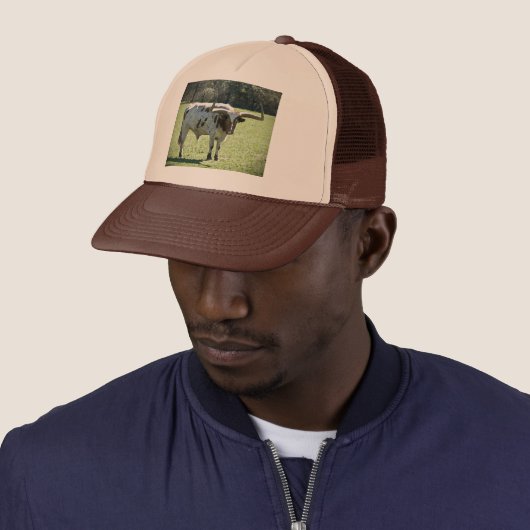 Casquette avec la longue image de vache à klaxon (En situation)