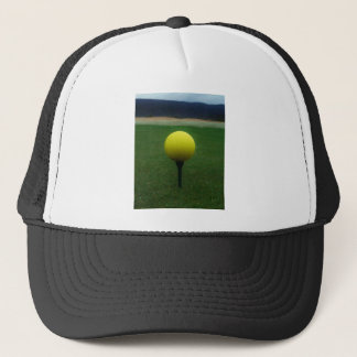 Casquette Bal de golf jaune sur un terrain de golf de montag