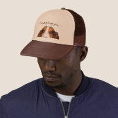 Casquette Basset Hound jetant un coup d'oeil dedans (En situation)