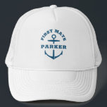 Casquette Bateau d'Ancre nautique Bateau de marine<br><div class="desc">Casquette de bateau sur mesure avec ancre marine bleue lisant FIRST MATE et votre nom personnalisé. Un cadeau idéal pour une excursion en bateau,  votre propre voilier,  yacht ou équipage de bateau.</div>