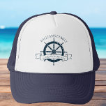 Casquette Bateau de croisière familiale sur mesure Vacances<br><div class="desc">Chic casquette de vacances d'été personnalisé pour votre croisière sur la plage sur l'océan avec un volant bleu marine. Ce casquette à thème nautique est parfait pour des vacances familiales en famille avec classe pour commémorer le voyage spécial. Personnalisez avec votre nom de famille et votre année.</div>