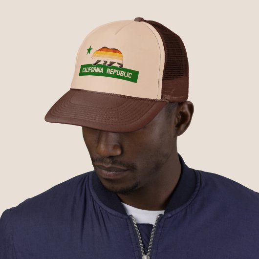 Casquette Bear Pride Drapeau Ours en Californie (En situation)