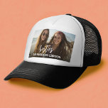 Casquette Besoins avec photo et texte personnalisé - Script<br><div class="desc">Ajoutez une photo de partie sur puis ajoutez du texte. Un script amusant dit "besties" mais peut être des changements. Si vous devez ajuster l'illustration ou modifier la police,  vous pouvez cliquer sur la zone personnaliser. Cela vous mènera à l'outil de conception où vous pouvez effectuer de nombreux changements.</div>