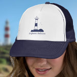 Casquette Bleu de la marine phare<br><div class="desc">Un casquette simple avec une illustration d'un phare et un nom personnalisable dans les tons bleu marine ! Il pourrait être un excellent cadeau pour un marin,  un propriétaire de bateau ou un amoureux des océans et des côtes maritimes!</div>