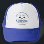 Casquette Bleu Personnalisé Diplôme de l'école de droit comm<br><div class="desc">Ce cadeau casquette de diplôme d'études de droit coutumier bleu présente la typographie moderne pour une classe de 2024 diplômé. Customisez avec votre année de graduation sous les échelles de la justice pour un grand avocat personnalisé garde casquette pour un avocat diplômé.</div>