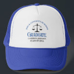 Casquette Bleu Personnalisé Diplôme de l'école de droit comm<br><div class="desc">Ce cadeau casquette de diplôme d'études de droit coutumier bleu présente la typographie moderne pour une classe de 2024 diplômé. Customisez avec votre année de graduation sous les échelles de la justice pour un grand avocat personnalisé garde casquette pour un avocat diplômé.</div>