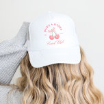 Casquette Bows & Baby Coquette Cerises Bachelorette<br><div class="desc">La collection "Bows & Babes Coquette Cherries" apporte une touche douce et ludique à toute célébration. La suite propose un cocktail de cerise avec un arc délicat, créant une esthétique flirtante et amusante. Avec son écriture élégante et ses accents doux, cette collection capture une ambiance féminine et coquette, parfaite pour...</div>