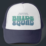 Casquette Bridesmaid de l'équipe de mariée de la Bachelorett<br><div class="desc">Faites un splash à votre prochaine soirée de bachelorette avec cette magnifique soirée de bachelorette rétro personnalisées. Que vous fêtiez un voyage à la plage, des vacances pour filles ou des vacances entre amis, cette marchandise de fête super sur mesure pour bachelorette est l'ajout parfait à votre escapade inoubliable. Ajoutez...</div>