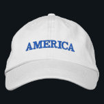 Casquette Brodée Amérique<br><div class="desc">L'Amérique est brodée en bleu sur ce casquette de baseball unisexe. Une façon parfaite de montrer son patriotisme lors de la 4 juillet, du Jour du Souvenir ou de toute occasion.</div>
