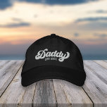 Casquette Brodée Année du papa établie<br><div class="desc">Un cadeau de première Fête des pères parfait pour un nouveau père,  ce casquette impressionnant brodé présente "papa" dans le style baseball en écrivant avec l'année où il est devenu un père en dessous.</div>