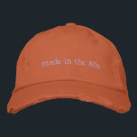 Casquette Brodée Année personnalisée Décennie Né Anniversaire 80s C<br><div class="desc">Célébrez vos racines des années 80 avec ce casquette de baseball brodé branché avec le texte simple mais audacieux "Fabriqué dans les années 80". Avec un design rétro minimaliste et une couleur de fil personnalisable, ce casquette est parfait pour des sorties décontractées, des rencontres nostalgiques, ou juste pour montrer votre...</div>