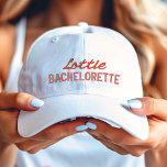 Casquette Brodée Bachelorette rose et rouge<br><div class="desc">Nom de script rouge avec une description rose de "Bachelorette" brodée casquette casquette de baseball.</div>