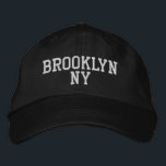 Casquette Brodée BROOKLYN NY Blanc simple sur noir<br><div class="desc">BROOKLYN NY Minimaliste brodé blanc sur casquette de coton noir. La broderie blanche est personnalisable à d'autres choix de couleurs en sélectionnant le bouton "Modifier la conception". Vous pouvez également choisir la couleur du casquette sur la page principale de l'article.</div>