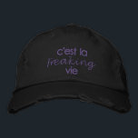 Casquette Brodée Citation française amusante en noir<br><div class="desc">Un tour humoristique sur le dicton français pour apprécier et accepter la vie comme elle est - c'est la vie flippante - avec une esthétique minimaliste boho. Un cadeau cool pour votre ami francophile, les blogueurs de voyage et les amoureux de France pour des journées de brunch décontractées et tous...</div>