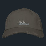 Casquette Brodée Citation libre Vintage rose blanc rustique gris<br><div class="desc">Personnalisé vintage,  rustique casquette de baseball gris,  avec broderie rose avec la citation,  She Is Unleashed. Une idée de cadeau d'anniversaire motivationnel.</div>